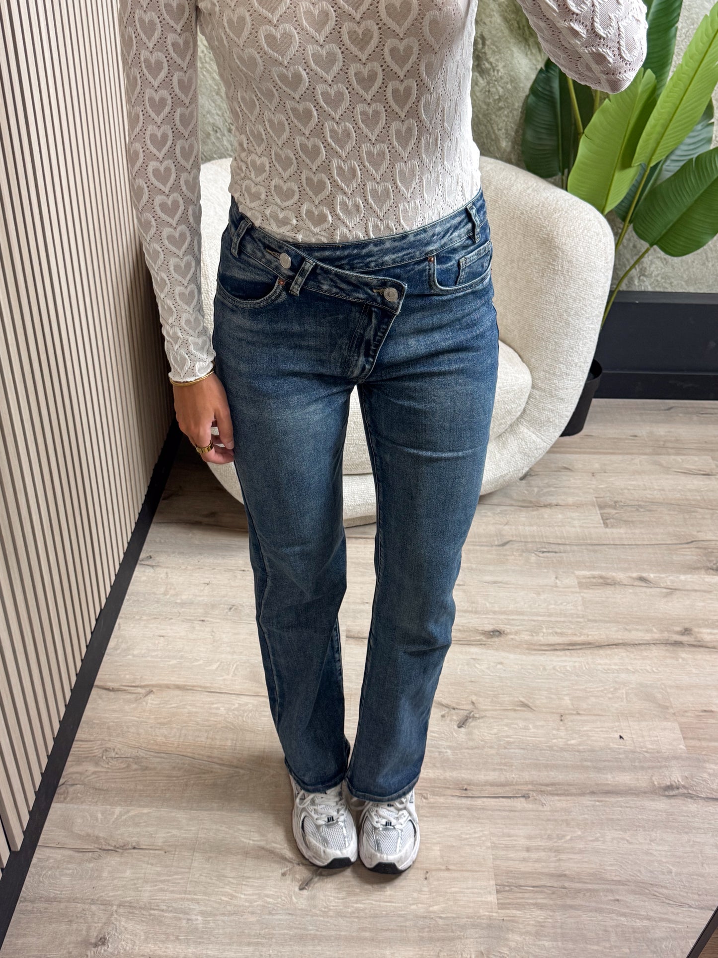 Wide leg jeans met schuine knoop
