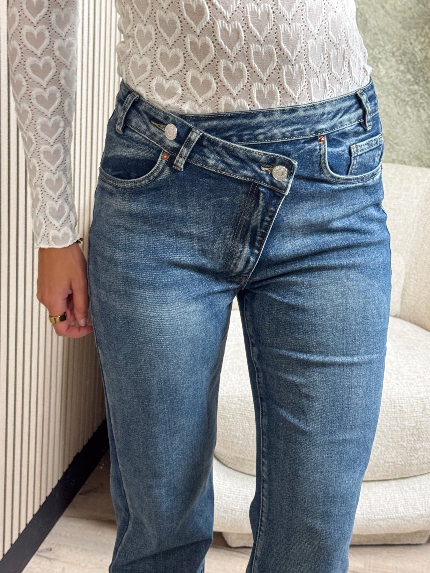 Wide leg jeans met schuine knoop