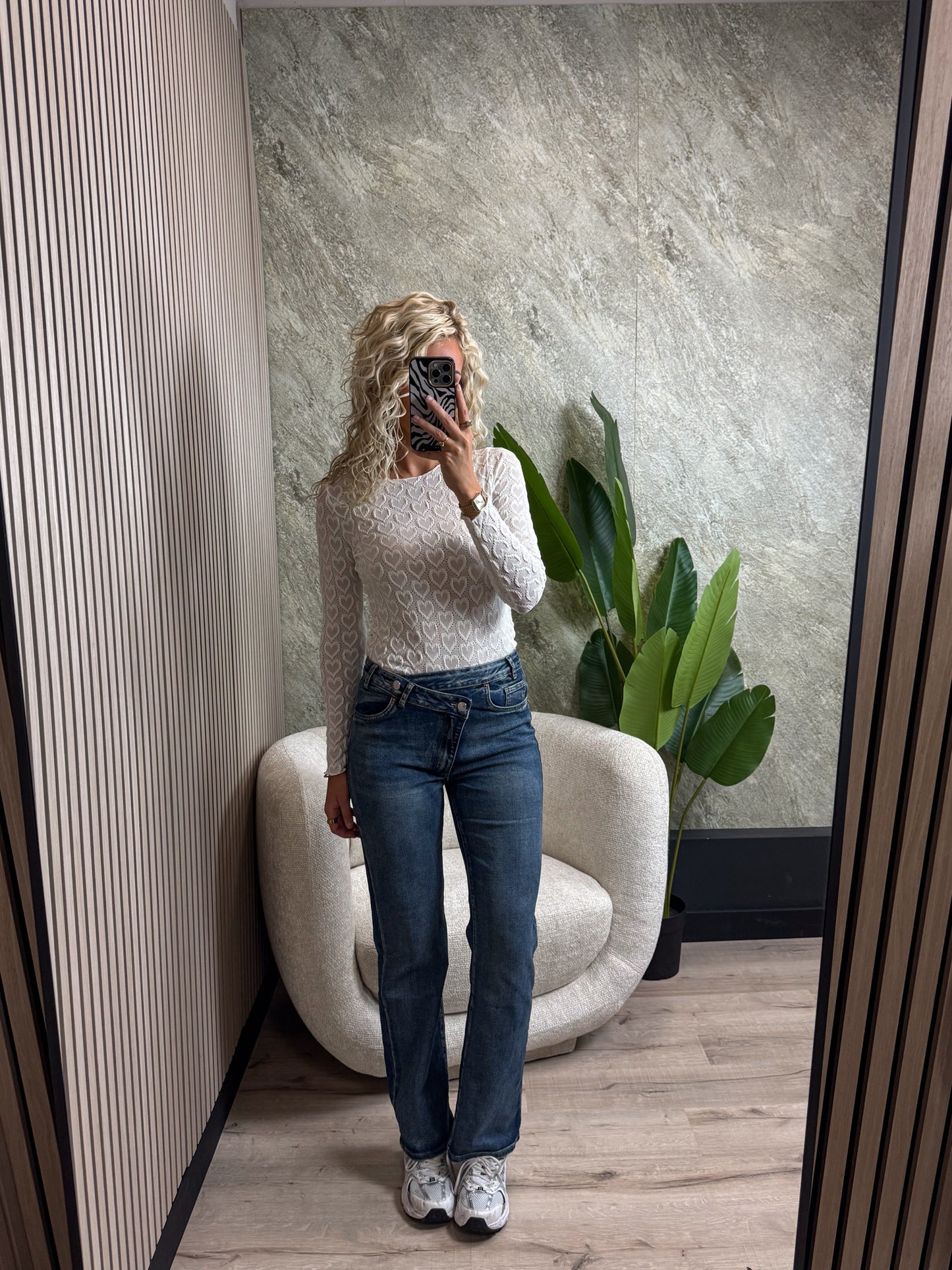 Wide leg jeans met schuine knoop