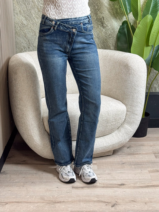 Wide leg jeans met schuine knoop